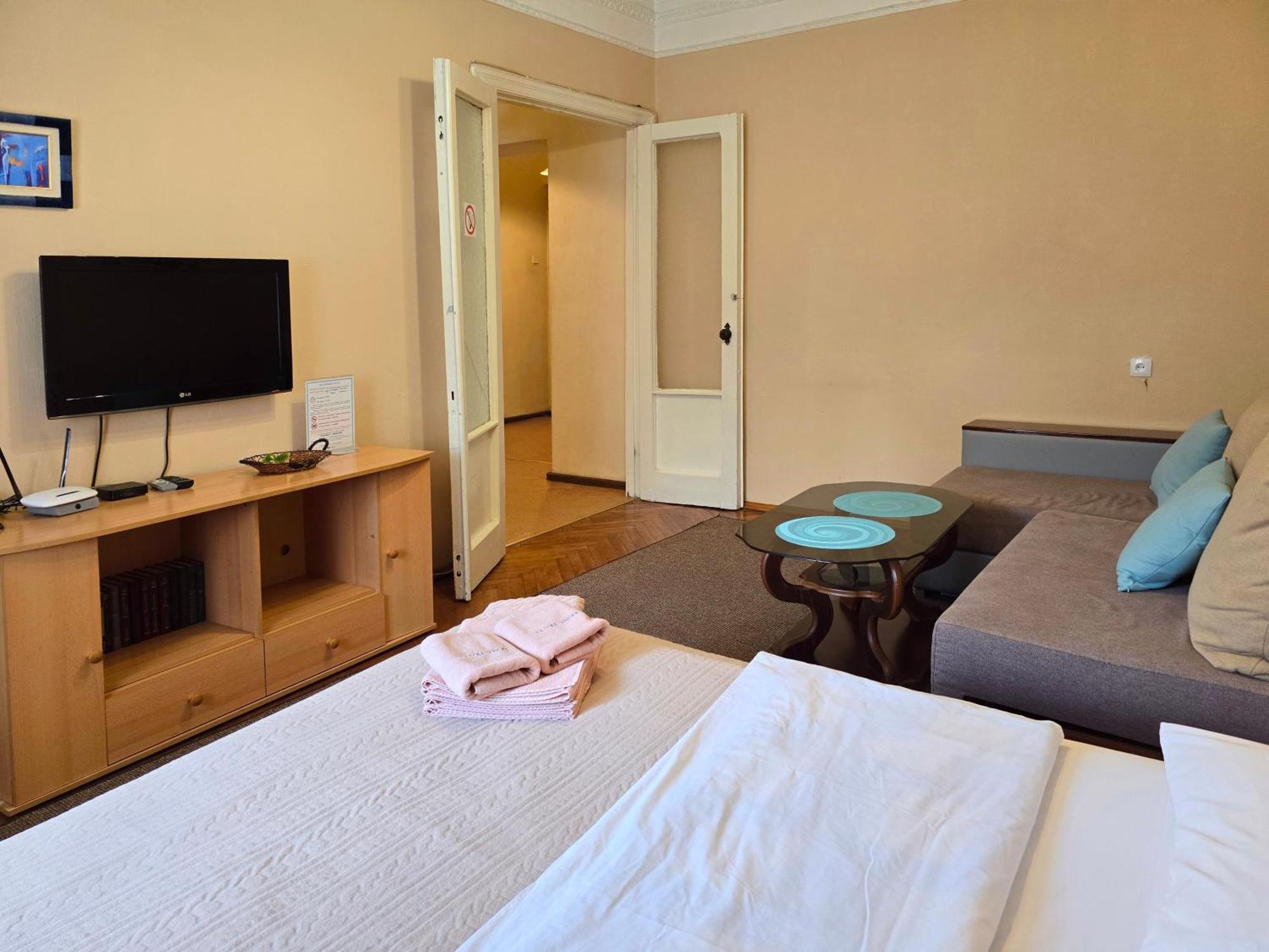 Home Hotel Apartments On Lva Tolstogo Kiev Exterior foto